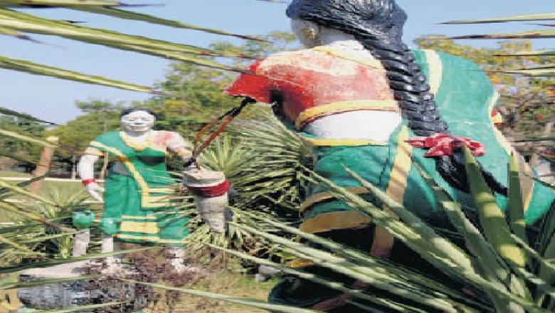 नवा रायपुर में जंगल सफारी के पास 200 एकड़ में बना पुरखौती मुक्तांगन की ज्यादातर मूर्तियां बदरंग हो चुकी