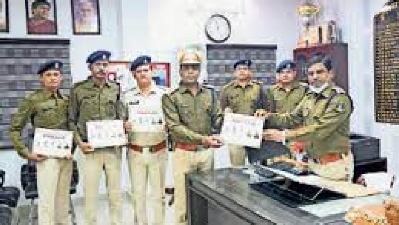 राजनांदगांव. बेहतर कार्य के लिए कॉप आफ द मंथ से पुरस्कृत किए गए पांच पुलिसकर्मी