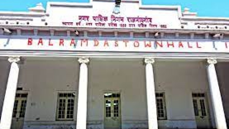 शहर के विभिन्न वार्डों में मूलभूत सुविधाएं उपलब्ध कराने की मांग