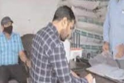 खाद की किल्लत से जूझ रहे किसानों के साथ जमकर धोखाधड़ी