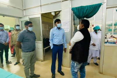 निगम आयुक्त प्रकाश सर्वे ने अस्पताल का लिया जायजा
