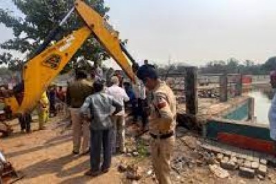 रिसाली निगम के वार्ड 13 में चल रहे अवैध निर्माण को ढहा दिया गया