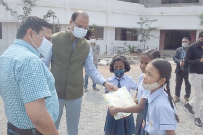 कलेक्टर ने छुरिया के स्वामी आत्मानंद उत्कृष्ट अंग्रेजी माध्यम विद्यालय के निर्माणाधीन स्कूल भवन का किया निरीक्षण