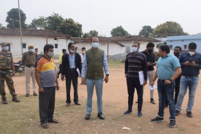 कलेक्टर ने पाटेकोहरा स्थित मिनी स्टेडियम का किया निरीक्षण
