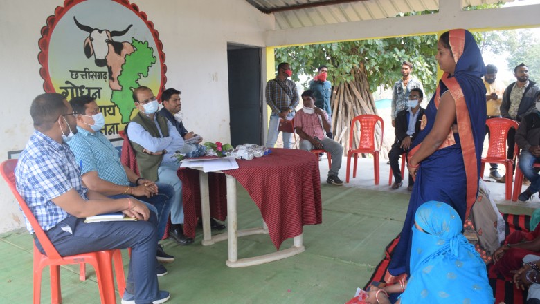 स्वसहायता समूह की महिलाएं गौठानों में अधिक लाभ प्राप्त होने वाली आर्थिक गतिविधियां करें - कलेक्टर