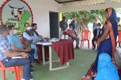 स्वसहायता समूह की महिलाएं गौठानों में अधिक लाभ प्राप्त होने वाली आर्थिक गतिविधियां करें - कलेक्टर