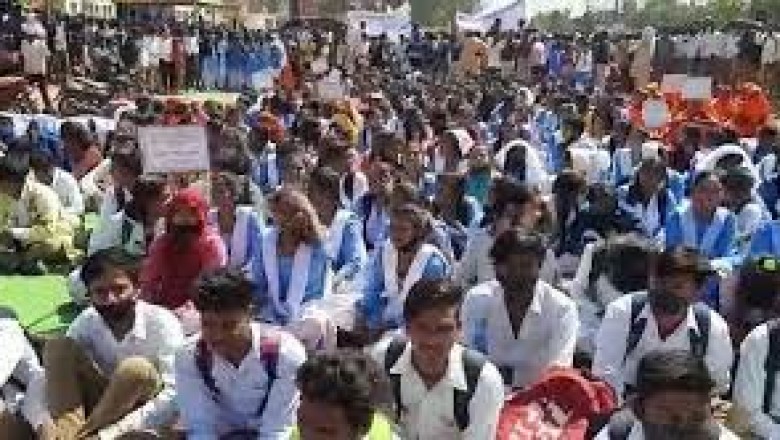 1000 छात्र-छात्राओं ने कर दिया नेशनल हाईवे जाम,