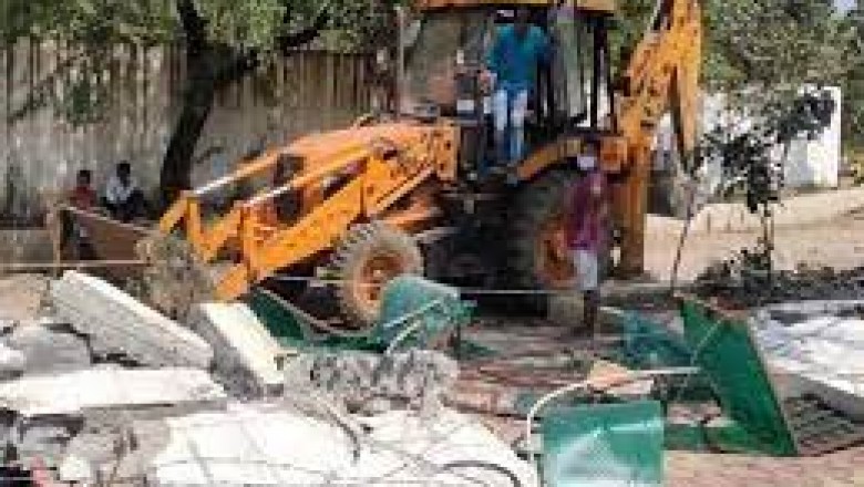 रायपुर के कलेक्टर सौरभ कुमार के निर्देश पर नवा रायपुर अतिक्रमण पर कार्रवाई की गई