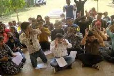 जैसी शिक्षा वैसी परीक्षा की मांग पर अड़े स्टूडेंट, बोले