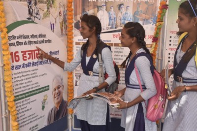 जनसंपर्क विभाग द्वारा डोंगरगढ़ विकासखंड के ग्राम अण्डी में लगाई गई फोटो प्रदर्शनी