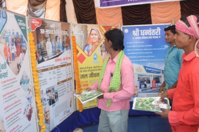जनसंपर्क विभाग द्वारा ग्राम कल्लूबंजारी के हाट बाजार में लगाई गई फोटो प्रदर्शनी