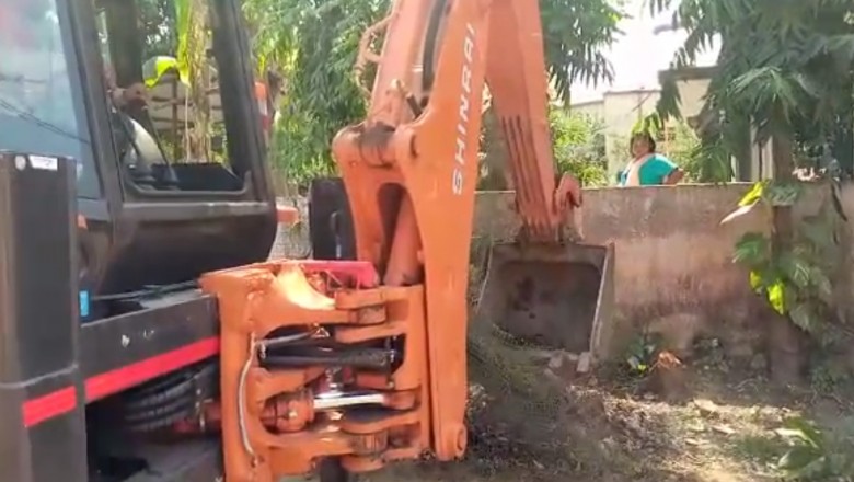 सड़क क्षेत्र में तार फेसिंग, पक्का निर्माण गैरेज निर्मित कर अवैध कब्जा को निगम ने हटवाया: