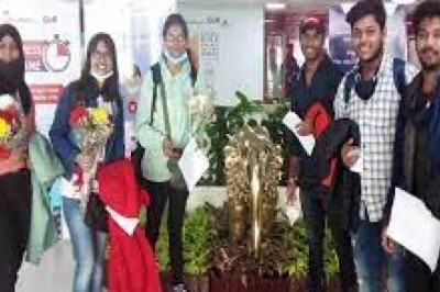 यूक्रेन से रविवार सुबह दिल्ली पहुंचे छत्तीसगढ़ के 6 स्टूडेंट