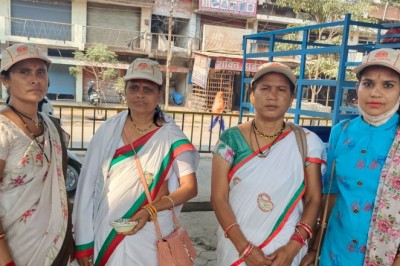 महिला उत्थान मंडल समिति ने गरीबो को किया भोजन वितरण