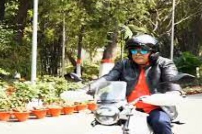 स्पोर्ट्स बाइक पर धूम मचाते नजर आए सीएम भूपेश बघेल,