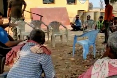 छ्त्तीसगढ़ के कांकेर जिले में SP शलभ सिन्हा ने नक्सलियों को अपना टशन दिखाया