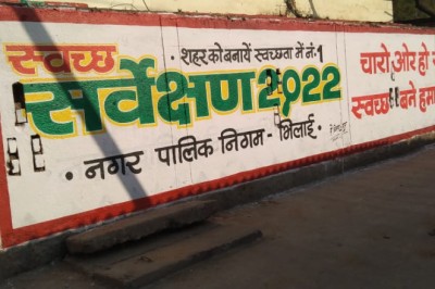 वॉल पेंटिंग के माध्यम से दे रहे स्वच्छता का संदेश