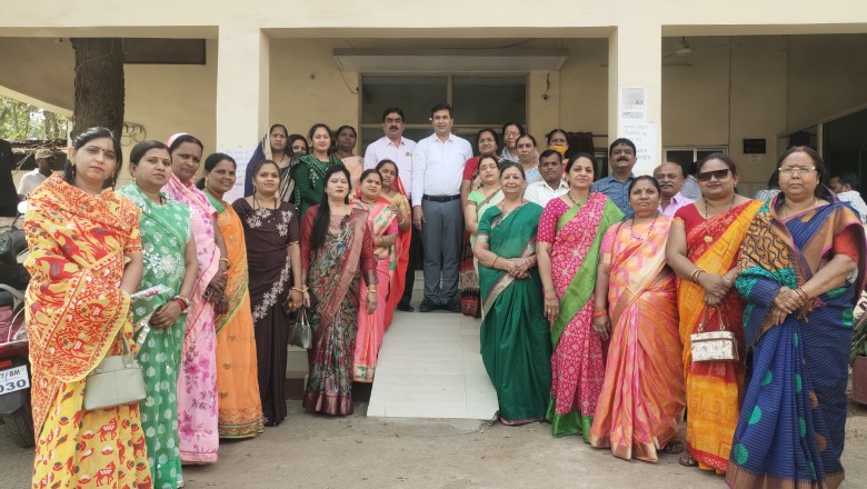 दुर्ग:महापौर ने कांग्रेस भाजपा, निर्दलीय महिला पार्षदों एवं एल्डरमेन का अंतर्राष्ट्रीय महिला दिवस पर उपहार भेंटकर किया सम्मानित: