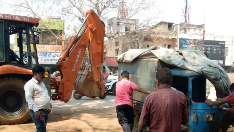 निगम ने कबाड़ वाहन के बहाने सड़क किनारे अवैध कब्जे को हटाया,