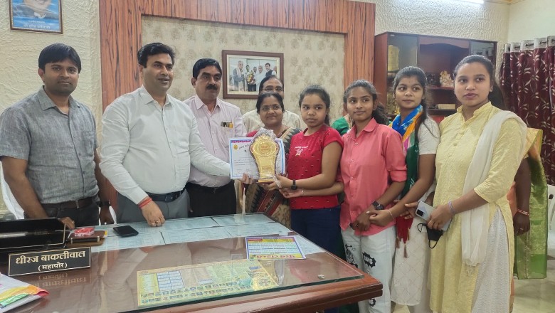 फ्लावर शो के प्रतिभागियों को महापौर ने दिये पुरस्कार और किया सम्मानित: