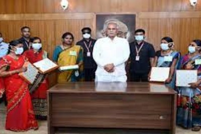 गोबर का ब्रीफकेस बनाने वाली स्व-सहायता समूह की महिलाओं को सम्मानित किया गया