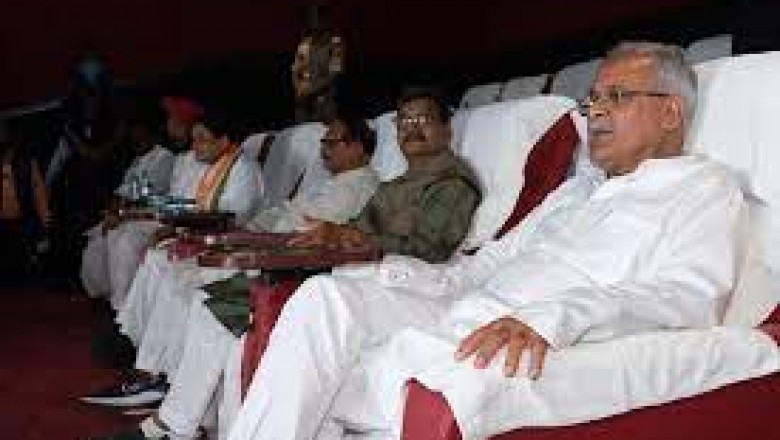 सीएम भूपेश बघेल ‘द कश्मीर फाइल्स’ फिल्म देखने मैग्नेटो मॉल पहुंचे,