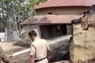 बंगाल के बीरभूम में तृणमूल नेता की हत्या के बाद भड़की हिंसा,