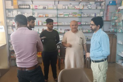 मोबाइल मेडिकल यूनिट में इलाज की व्यवस्था देखने पहुंचे आयुक्त: