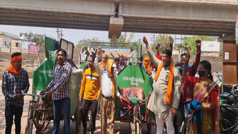 भाजपा के पार्षदों का सफाई व्यवस्था के विरोध में अनोखा प्रदर्शन ,