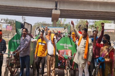 भाजपा के पार्षदों का सफाई व्यवस्था के विरोध में अनोखा प्रदर्शन ,