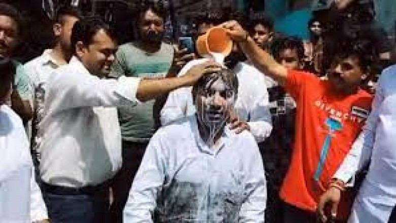 नाले में कूदे AAP के पार्षद फिर  ‘नायक’ के अनिल कपूर की तरह दूध से नहाया,