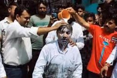 नाले में कूदे AAP के पार्षद फिर  ‘नायक’ के अनिल कपूर की तरह दूध से नहाया,