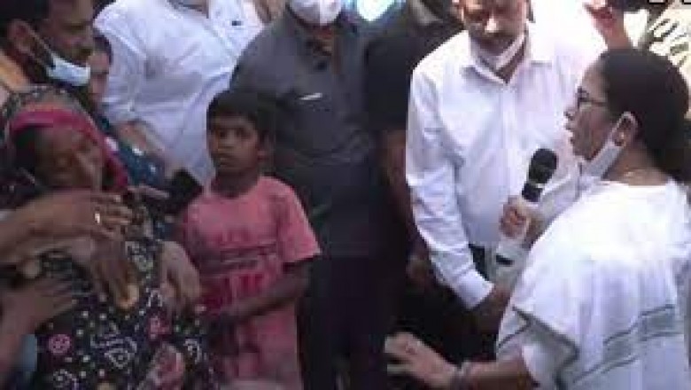मुख्यमंत्री ममता बनर्जी बीरभूम में हिंसा पीड़ित परिवारों से मिलने पहुंचीं,