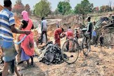 काेरबा-खुदाई के दाैरान मिट्टी के नीचे से काेयला निकल रहा,