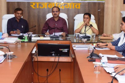 कलेक्टर ने खैरागढ़ उप निर्वाचन की तैयारी के संबंध में ली समीक्षा बैठक,