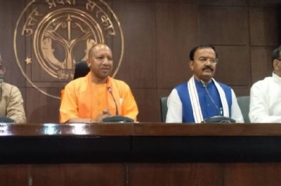 शपथ लेने के बाद योगी आदित्यनाथ का पहली कैबिनेट मीटिंग में बड़ा फैसला,
