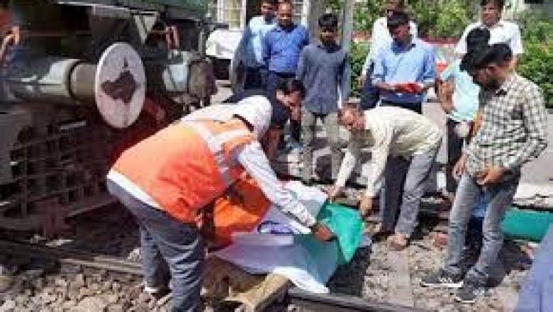 ट्रेन की चपेट में आने से मोर की मौत, तिरंगे में लपेटकर दफनाया
