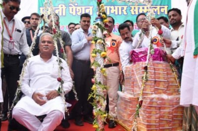 टीचर्स ने मुख्यमंत्री भूपेश बघेल को लड्डुओं से तौला पुरानी पेंशन बहाली की खुशी