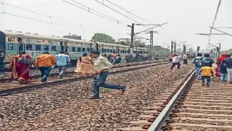 यात्रियों का टूटा सब्र