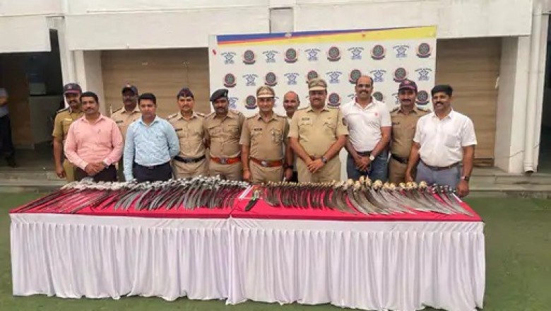 पुणे में कुरियर से भेजे गईं 97 तलवारें, पुलिस ने चार लोगों को अरेस्ट किया