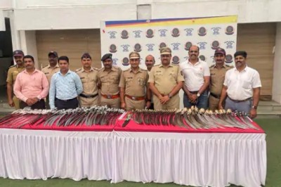 पुणे में कुरियर से भेजे गईं 97 तलवारें, पुलिस ने चार लोगों को अरेस्ट किया
