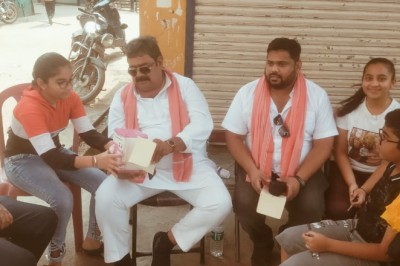 बच्चों ने गुल्लक में जमा राशि आगजनी से प्रभावित परिवार के बच्चों के लिए किया दान