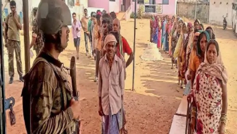 तपती धूप के बाद भी वोट देने पहुंचे लोग