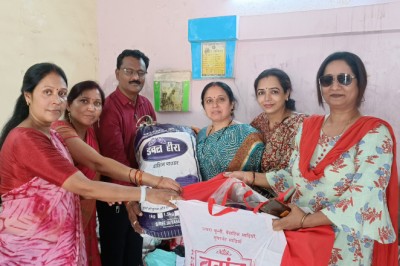 भिलाई अग्निकांड  हादसे के बाद मदद के लिए दुर्ग ब्राह्मण समाज की महिलाओं ने बढ़ाये हाथ