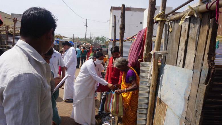 ब्रह्माकुमारिस ने सूर्या नगर बस्ती राहत सामग्री का किया वितरण