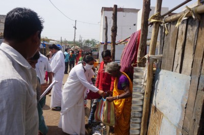 ब्रह्माकुमारिस ने सूर्या नगर बस्ती राहत सामग्री का किया वितरण
