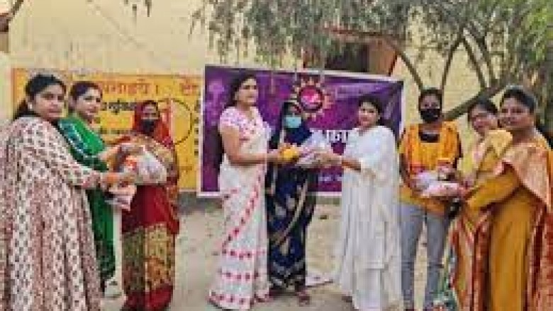 गोद लिए टीबी मरीजों को पौष्टिक आहार और सेनेटरी पैड का कियक वितरण