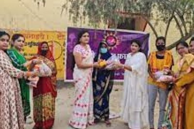 गोद लिए टीबी मरीजों को पौष्टिक आहार और सेनेटरी पैड का कियक वितरण