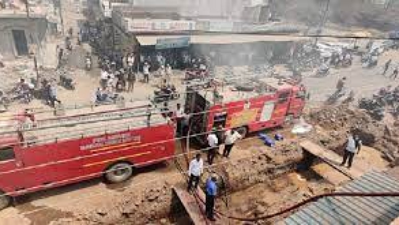किराना दुकान के गोदाम में लगी आग:तीसरी मंजिल पर रखा