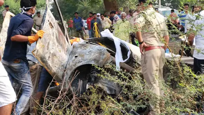 पति-पत्नी सहित 3 बेटियों की मौत :  पुलिया से टकराकर पलटी कार, शादी समारोह से लौट रहे थे